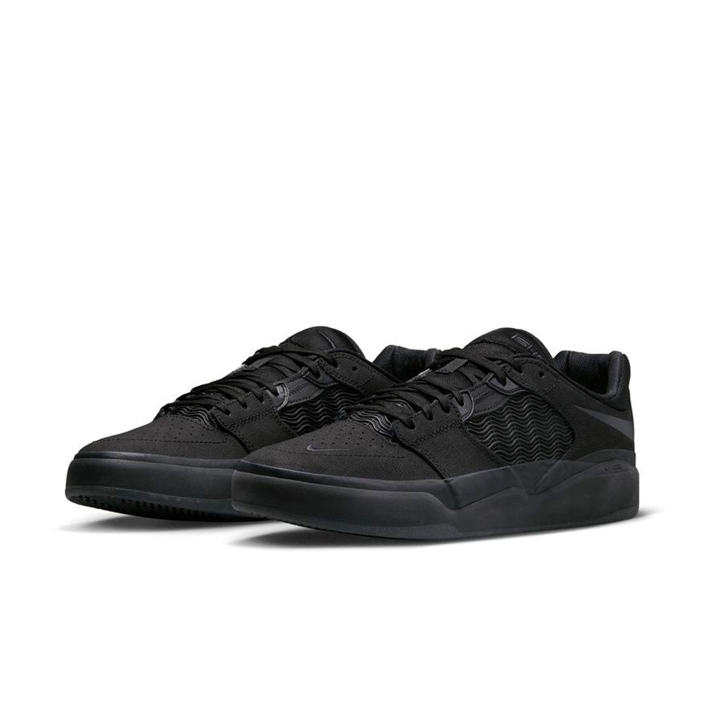 Nike all black skate hot sale shoes